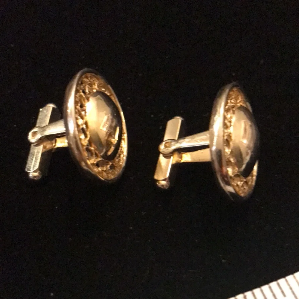 3/$15 ⭐️ Vtg gold tone unbranded cuff links filigree w/ oval. Cufflinks (I)